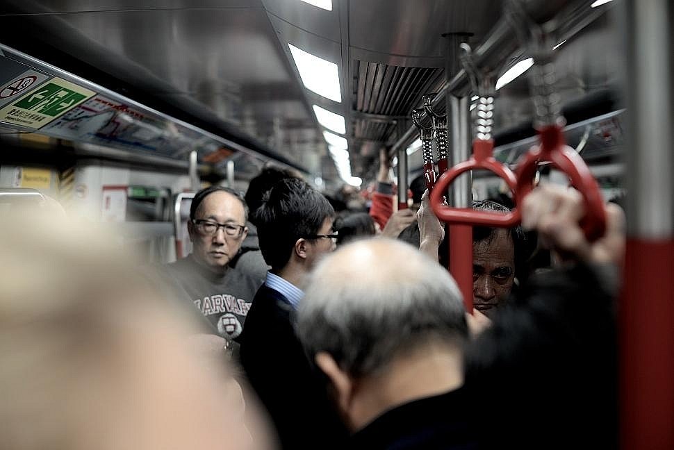 Metro w Hongkongu jest bardzo wygodne, ponieważ obejmuje całe miasto. Jeśli podróżujesz sam, to Metro pomoże Ci szybko i wygodnie dotrzeć do każdej atrakcji Hongkongu.